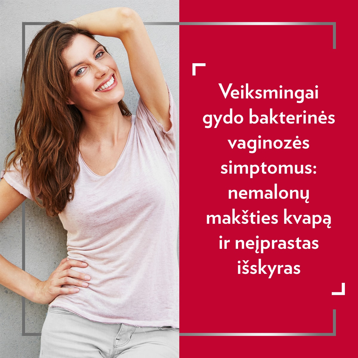 Raudonplaukė besišypsanti moteris